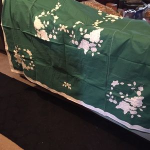 62x83"tablecloth and 8 matching napkins